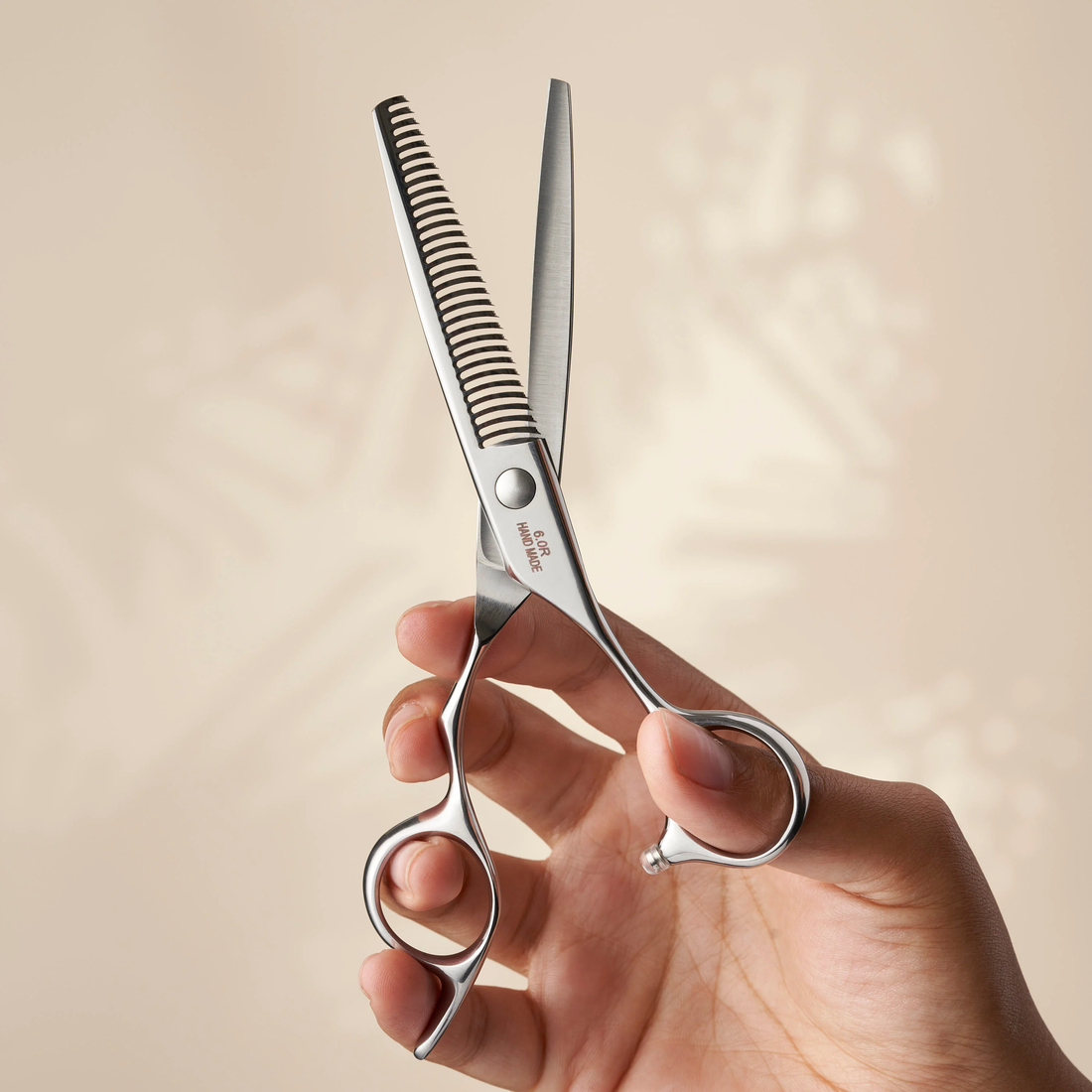 Leaf Pure Steel Texturising Scissor showing its curved toothed blade