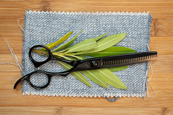 Complete guide to the use of the hair thinning scissors