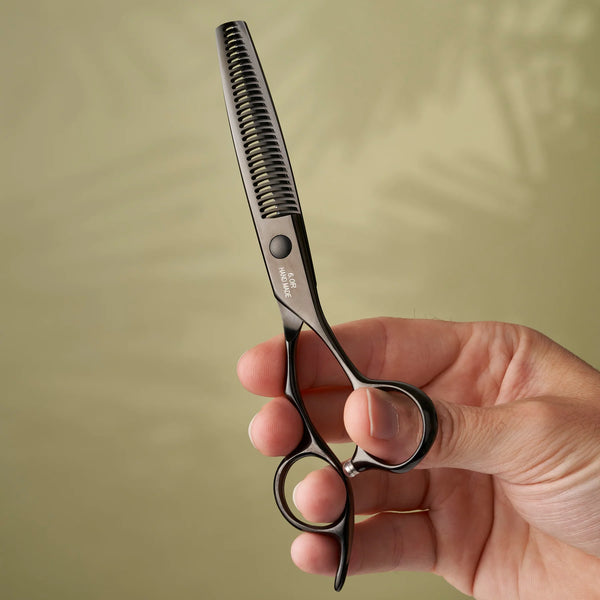 The best way to use a hairdressing thinning scissors in a short hair