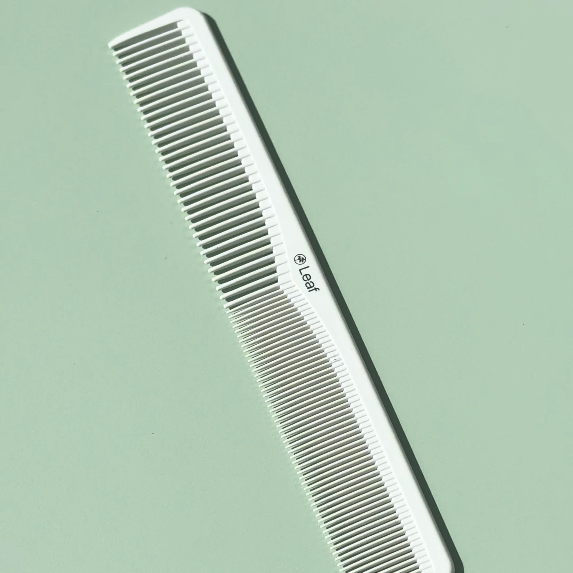 Leaf large cutting comb close up
